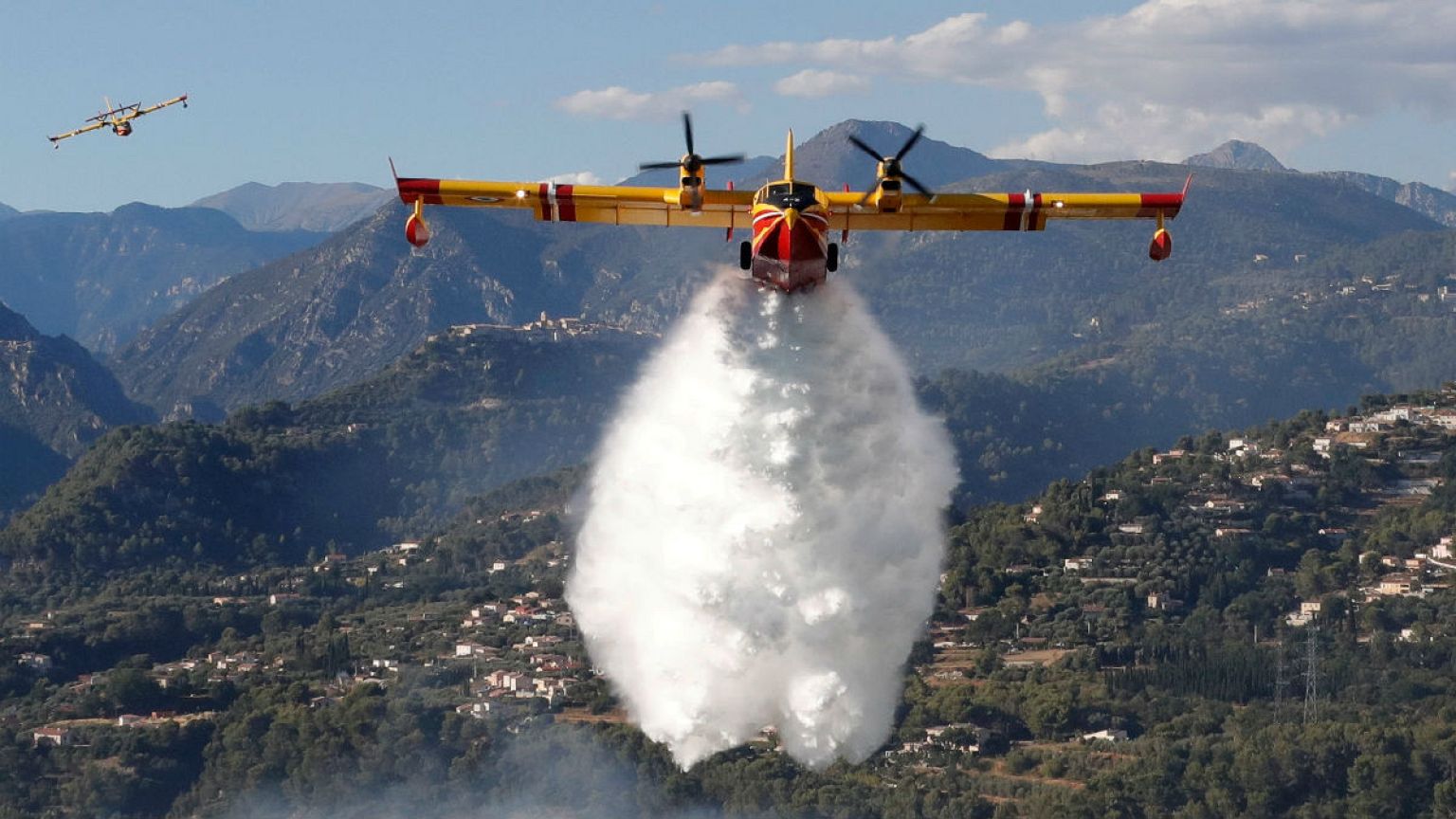 L'incendie s'étend à Bormes-les-Mimosas, 10 000 évacuations