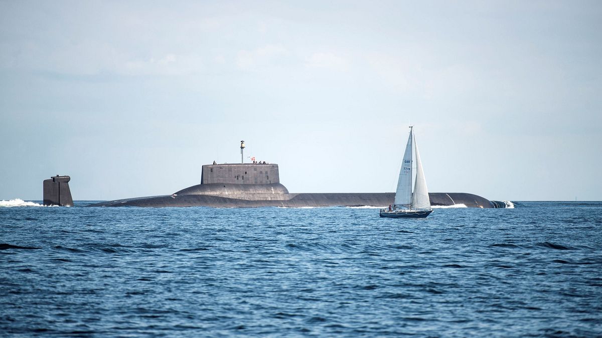 Sottomarino russo, il più grande al mondo, percorre il Baltico