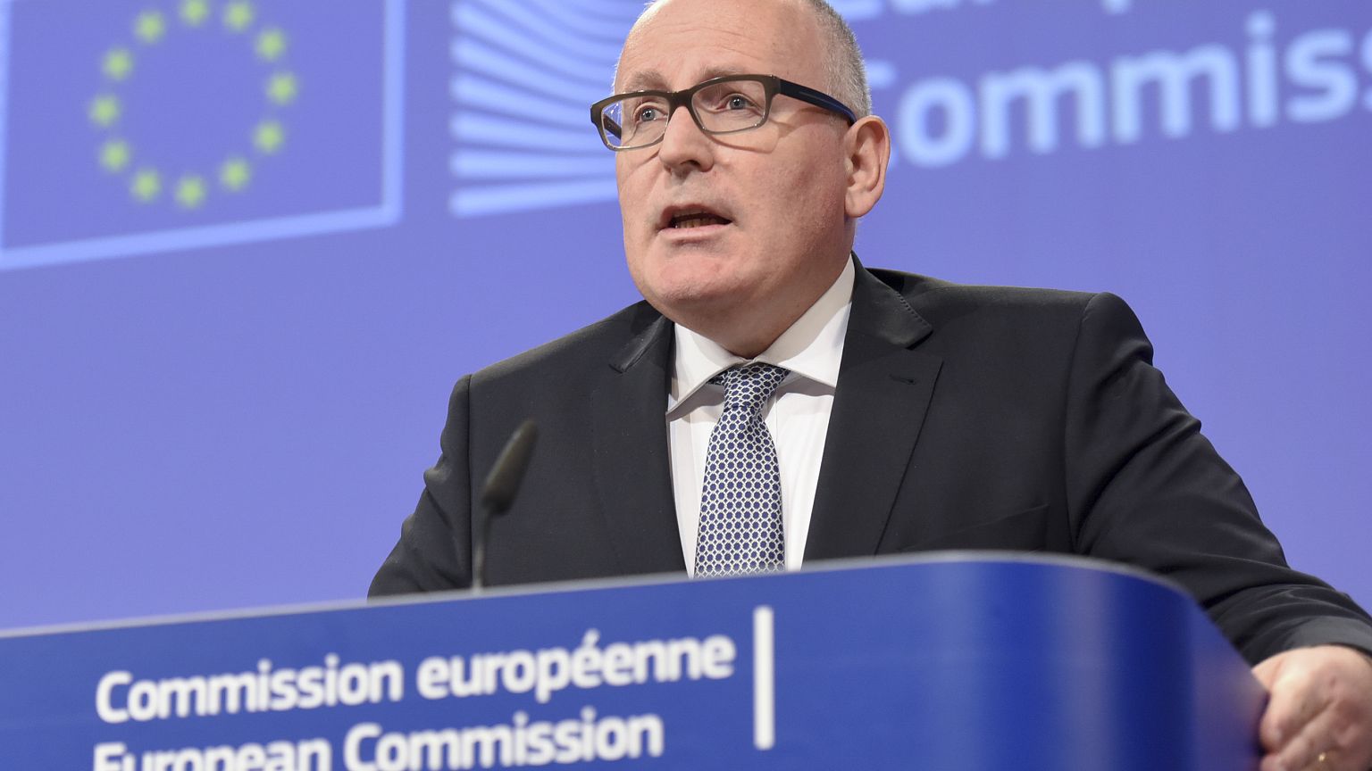 Bruxelas aumenta a pressão sobre Varsóvia
