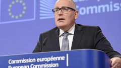Bruxelas aumenta a pressão sobre Varsóvia