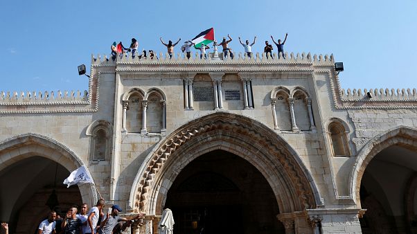 Los palestinos celebran la retirada de los controles en la Explanada de las Mezquitas Los palestinos celebran la retirada de los controles en la Explanada de las Mezquitas