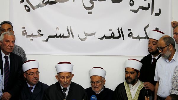 Gerusalemme: musulmani tornano a pregare alla Spianata delle Moschee Gerusalemme: musulmani tornano a pregare alla Spianata delle Moschee