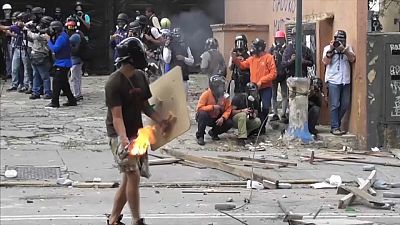 Уличные сражения на фоне всеобщей стачки