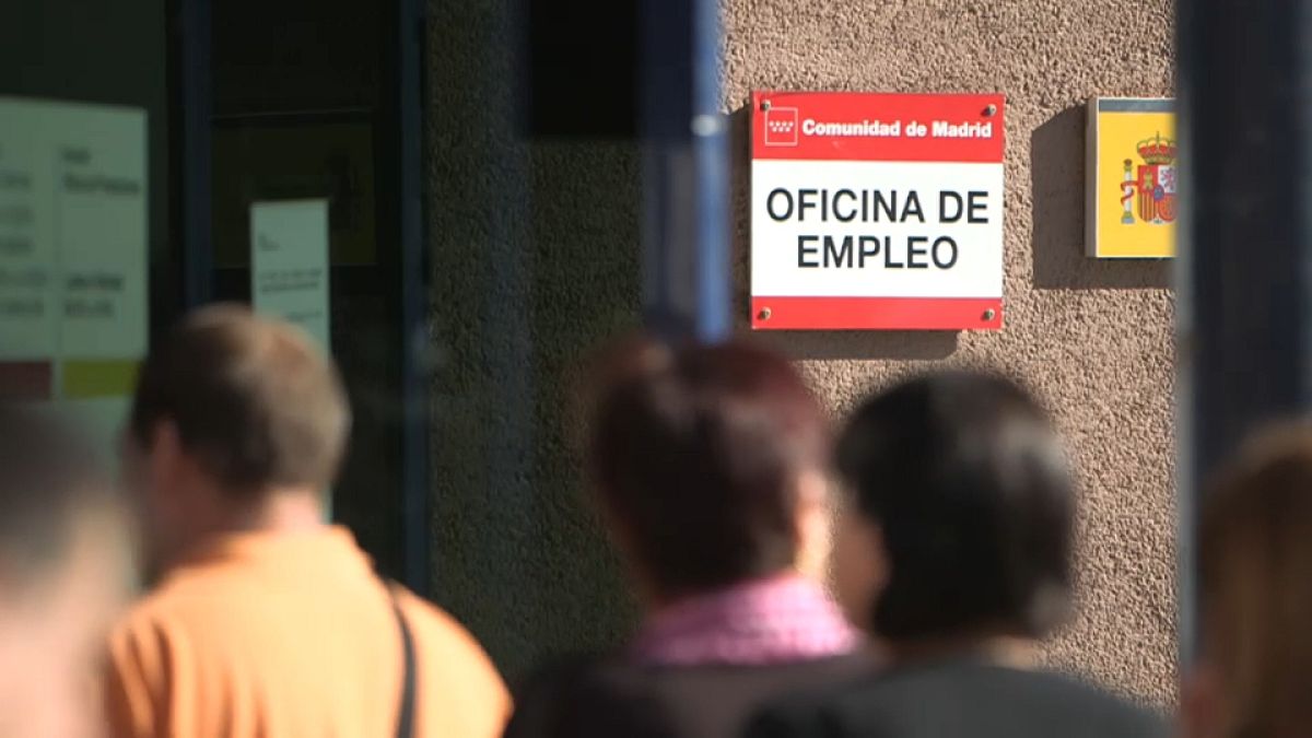 El paro en España baja de los cuatro millones