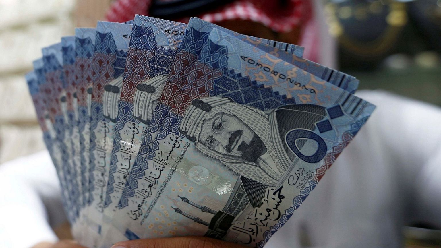 موظفو السعودية يتقاضون راتب شهر الاسد بعد انتظار 40 يوماً