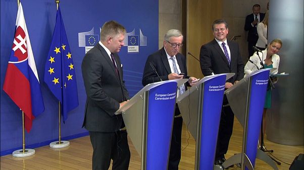 Juncker kinyomta Merkelt a mobliján Juncker kinyomta Merkelt a mobliján