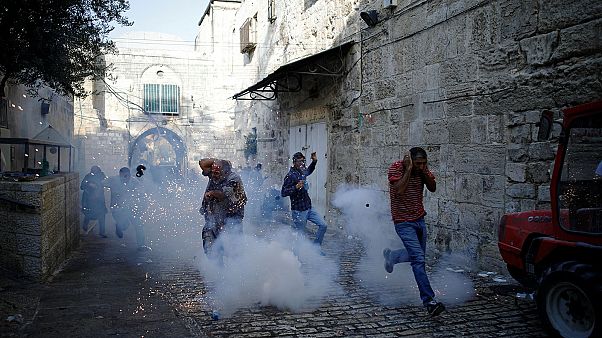 Gerusalemme: scontri nella moschea di al-Aqsa, 56 feriti Gerusalemme: scontri nella moschea di al-Aqsa, 56 feriti