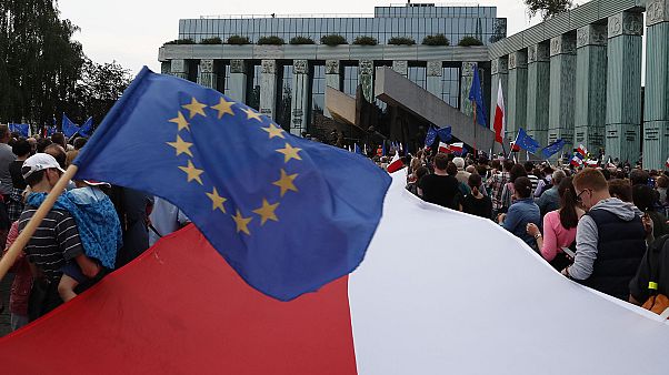 Dall'avvertimento alla minaccia: è la linea varcata dalla Commissione europea nei confronti della Polonia Dall'avvertimento alla minaccia: è la linea varcata dalla Commissione europea nei confronti della Polonia
