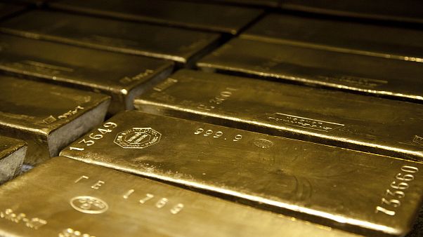 Encuentra 22 lingotes de oro y los entrega a la policía Encuentra 22 lingotes de oro y los entrega a la policía
