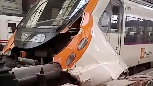 Zugunglück in Barcelona: Zahlreiche Verletzte Zugunglück in Barcelona: Zahlreiche Verletzte