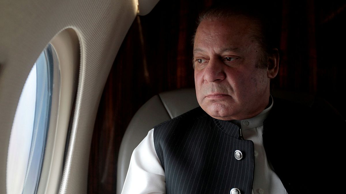 Pakistan Başbakanı Navaz Şerif görevinden azledildi