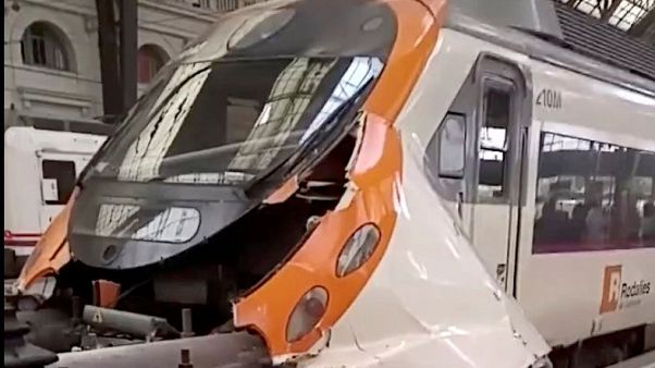 Medio centenar de heridos en un accidente de tren en Barcelona Medio centenar de heridos en un accidente de tren en Barcelona