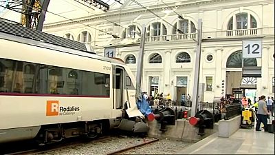 إصابة 54 شخصاً في اصطدام قطار ركاب بحاجز في محطة ببرشلونة