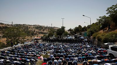 Gerusalemme: preghiera del venerdì in strada, per i fedeli non ammessi nella moschea
