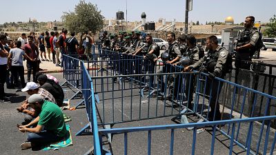 Muçulmanos rezam no exterior de Al-Aqsa