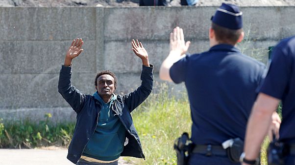 ONG acusa polícia francesa de abuso de poder contra migrantes em Calais ONG acusa polícia francesa de abuso de poder contra migrantes em Calais