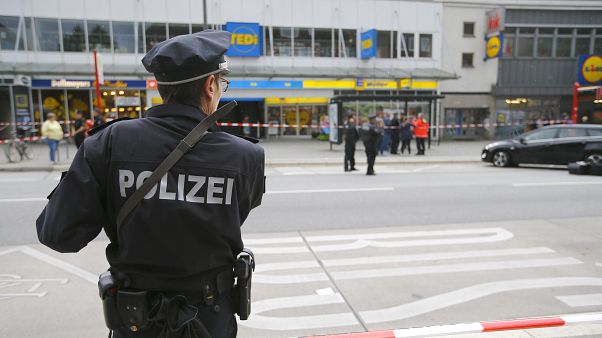 Un muerto y cuatro heridos apuñalados en un supermercado de Hamburgo Un muerto y cuatro heridos apuñalados en un supermercado de Hamburgo