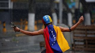 Venezuela: tüntetnek és menekülnek