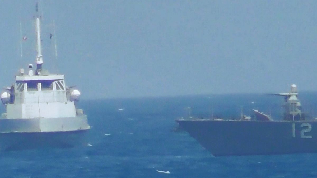 للمرة الثانية خلال اسبوع.. سفينة أمريكية تطلق طلقات تحذيرية تجاه زوارق إيرانية