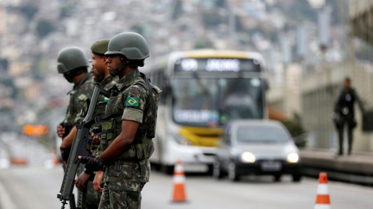 Militares chegam ao Rio para combater crime organizado