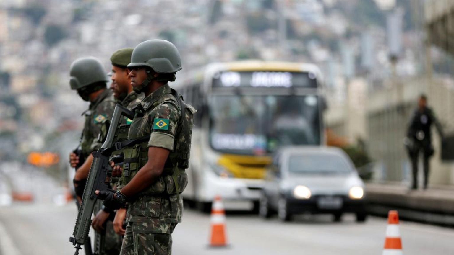 Militares chegam ao Rio para combater crime organizado