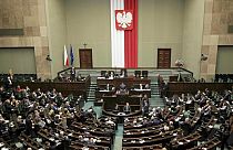 Bruselas saca tarjeta amarilla a Polonia, por considerar su reforma judicial discriminatoria