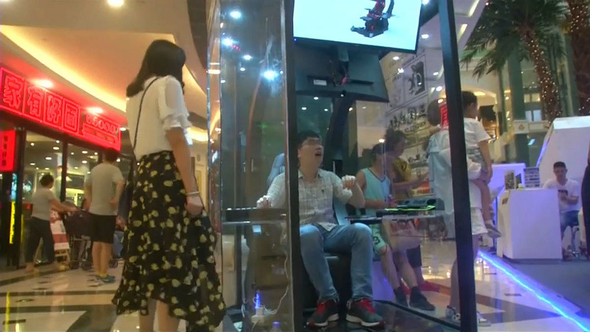 حجيرات العاب الفيديو حل للأزواج الفارين من التسوق مع زوجاتهم