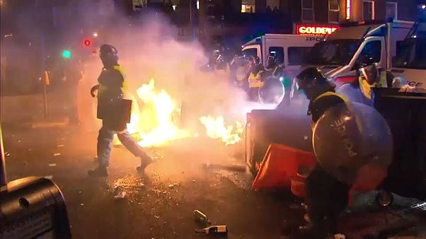 Manifestações contra polícia em Londres acabam em violência Manifestações contra polícia em Londres acabam em violência