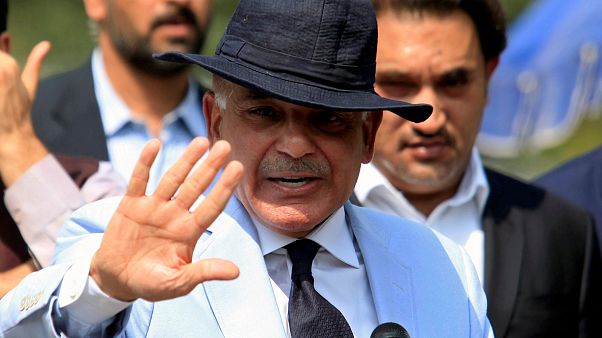 Ex-primeiro-ministro do Paquistão escolhe irmão como sucessor Ex-primeiro-ministro do Paquistão escolhe irmão como sucessor