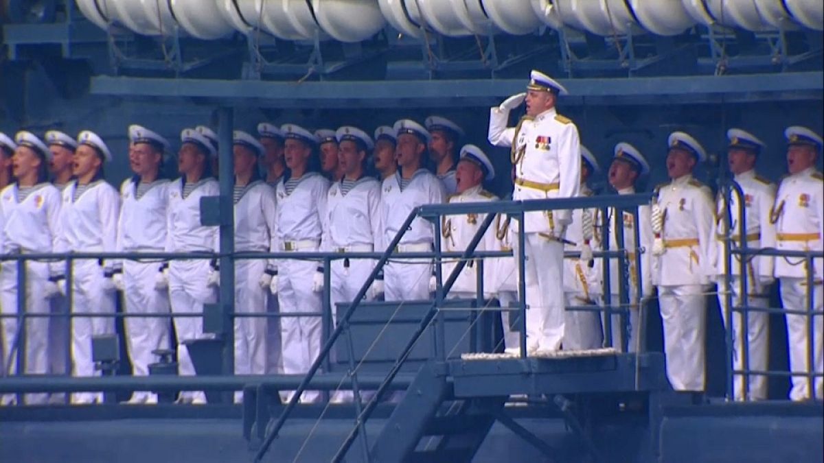 Rusya'da denizcilik günü defilesi