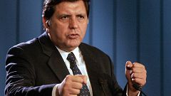 Image: Peruvian President Alan Garcia takes questions at a news conference 