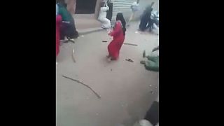 نساء ورجال في معركة طاحنة بشوارع مصر