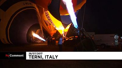 Italien: Heißluftballons am Abendhimmel