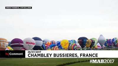 Céu de França repleto de balões de ar quente