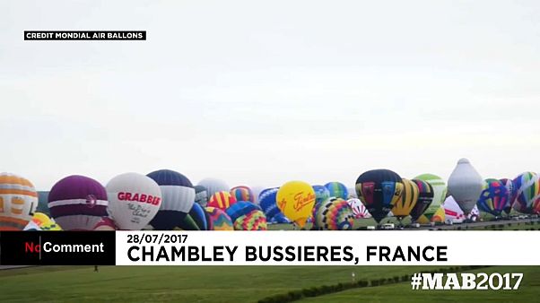 Frankreich: 456 Heißluftballons steigen gemeinsam auf Frankreich: 456 Heißluftballons steigen gemeinsam auf