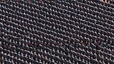 Presidente Xi Jinping assiste a desfile militar