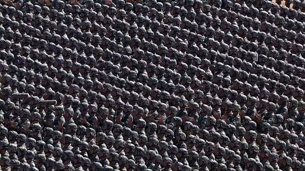 Presidente Xi Jinping assiste a desfile militar Presidente Xi Jinping assiste a desfile militar