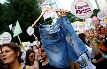 شعار زنان معترض در استانبول: با پوشش من کاری نداشته باش