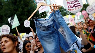 شعار زنان معترض در استانبول: با پوشش من کاری نداشته باش