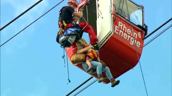 Acidente com teleférico obriga a resgate espetacular na Alemanha Acidente com teleférico obriga a resgate espetacular na Alemanha