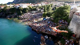Bosnia: thousands watch Mostar bridge-jumping contest