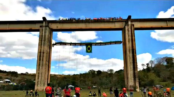 Brasileiros tentam o churrasco suspenso mais alto do mundo Brasileiros tentam o churrasco suspenso mais alto do mundo