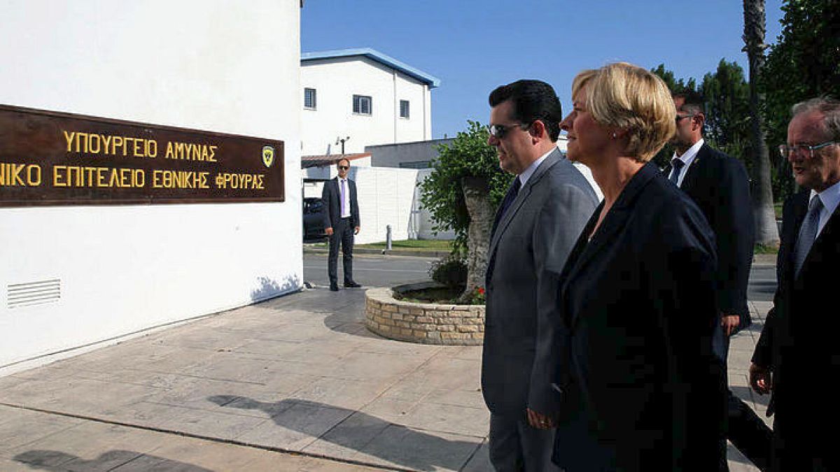 Στην Κύπρο η υπουργός Άμυνας της Ιταλίας