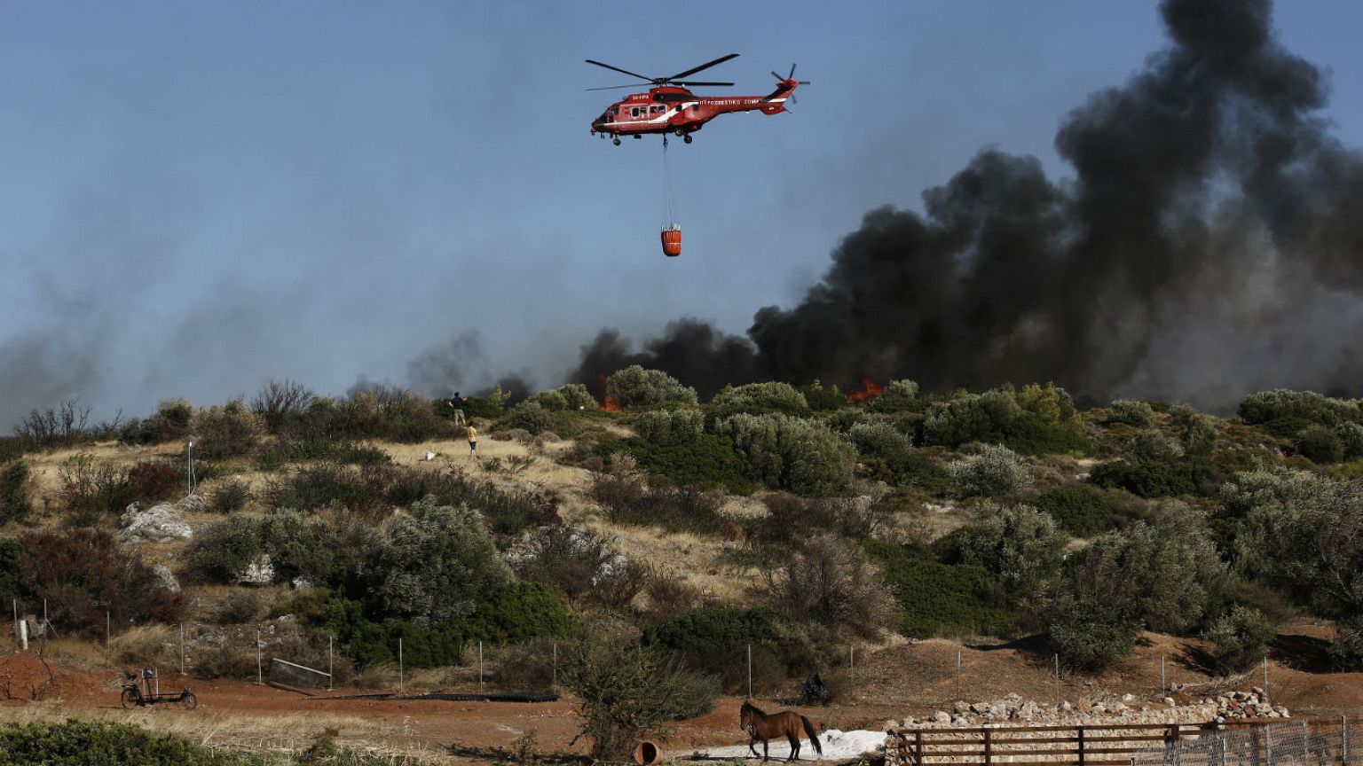 Μαίνεται η πυρκαγιά στα Καλύβια - Δεν κινδυνεύουν κατοικημένες περιοχές