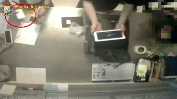 Video: Gepäckdiebe am Flughafen auf frischer Tat ertappt Video: Gepäckdiebe am Flughafen auf frischer Tat ertappt
