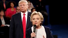 Image:Donald Trump listens as Hillary Clinton answers questions during a de
