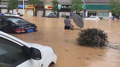 Autókat sodort el az áradás Kínában