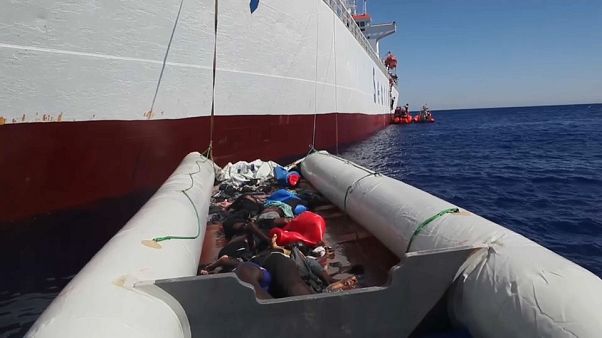Bergung im Mittelmeer: Frachter nimmt 500 Menschen auf, acht Tote Bergung im Mittelmeer: Frachter nimmt 500 Menschen auf, acht Tote