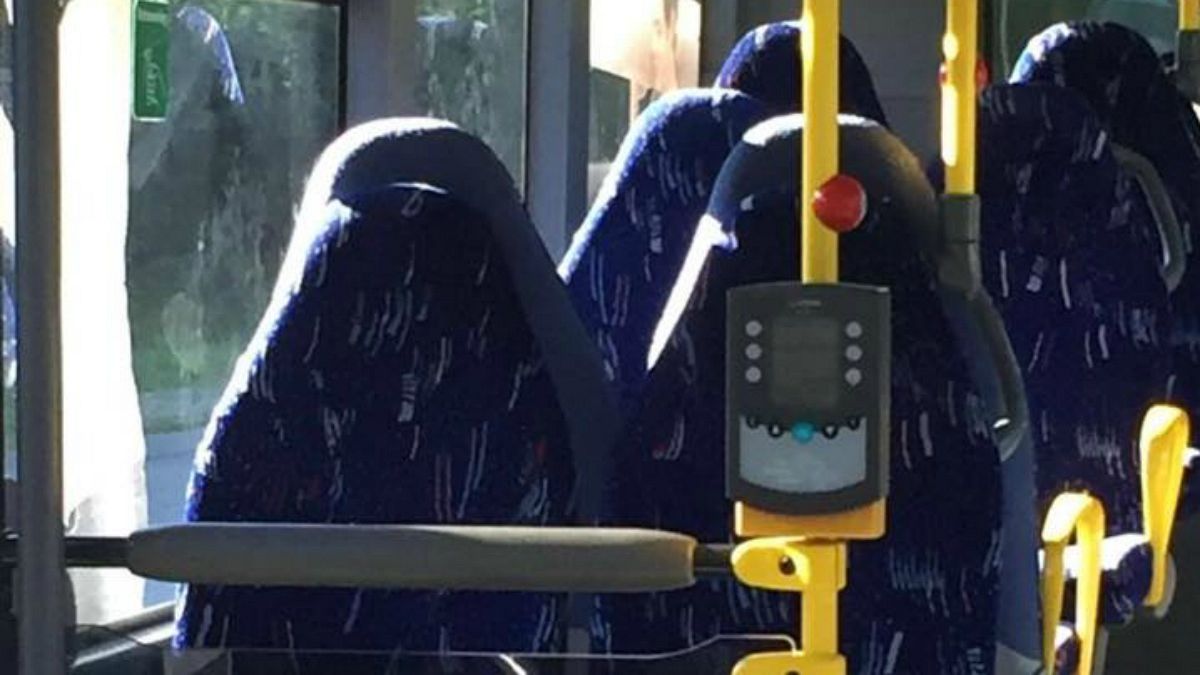 وقتی که صندلی‌های اتوبوس با زنان برقع‌پوش اشتباه گرفته می شوند