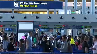 Длинные очереди в аэропортах Европы